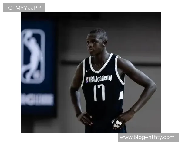 马卢阿奇篮下强势接球转身进攻成功完成21精彩瞬间