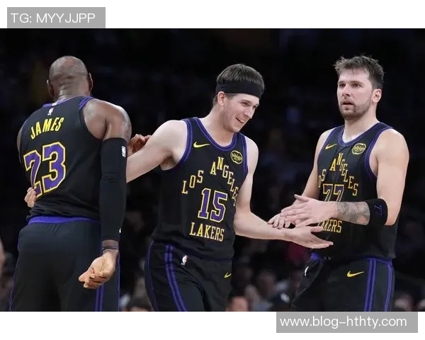 圣诞三分榜前十揭晓老詹稳居榜首穆雷强势跻身第七雷迪克唯一非现役球员